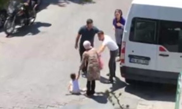 Küçük çocuğun gözü önünde annesine bıçak çekti