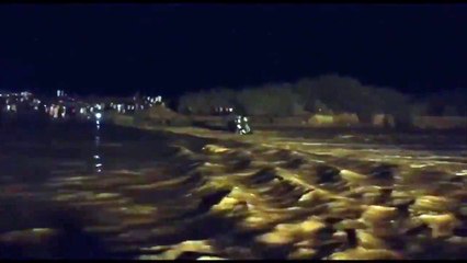 فيديو إنقاذ سعوديين من سيارتهما التي جرفتها السيول