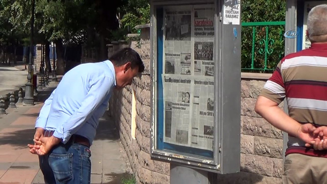 32 yıldır vatandaşlar ayakta gazete okuyor