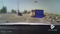 Un camion se retourne dans un virage à grande vitesse
