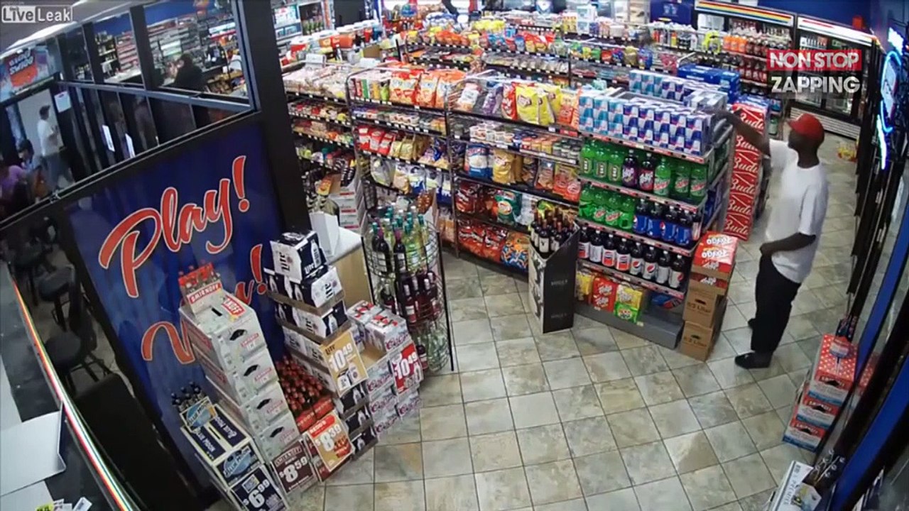 Il cache 120 canettes de Red Bull dans son pantalon et les vole