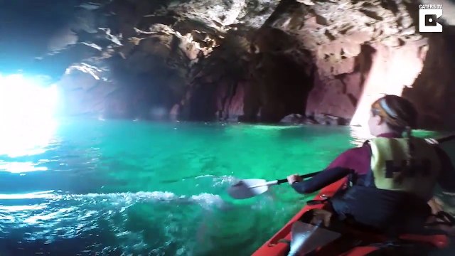 Des kayakistes découvrent un lagon bleu caché : magnifique