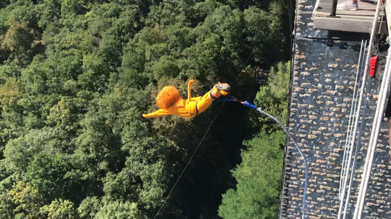Viaduc de la Souleuvre. Les mascottes sautent à l’élastique