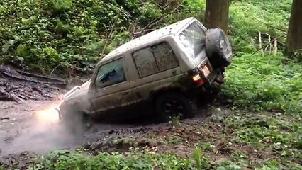 Mitsubishi Pajero 3500 V6 ... extrem race in mud
