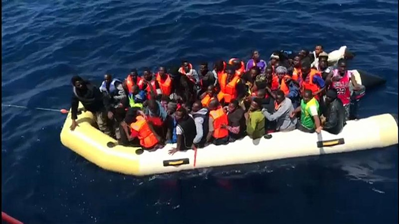 إنقاذ 400 مهاجر حاولوا العبور من المغرب إلى اسب...