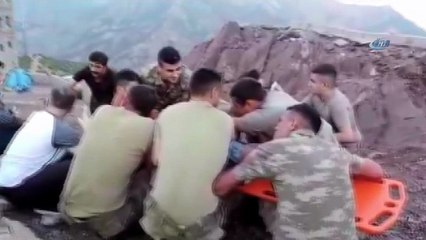 Çatıdan düşen minik çocuğa ilk müdahale taburdaki asker ağabeylerinden geldi