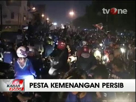 Menang Piala Presiden, Warga Bandung Sambut Arak-Arakan Tim Persib