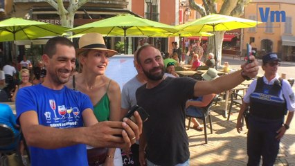Bain de foule et selfies pour Julie Gayet à Saint-Cyr-sur-Mer