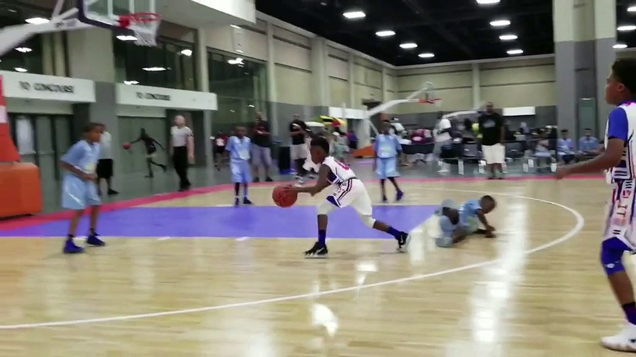 À 8 ans, il joue déjà au basket comme une star