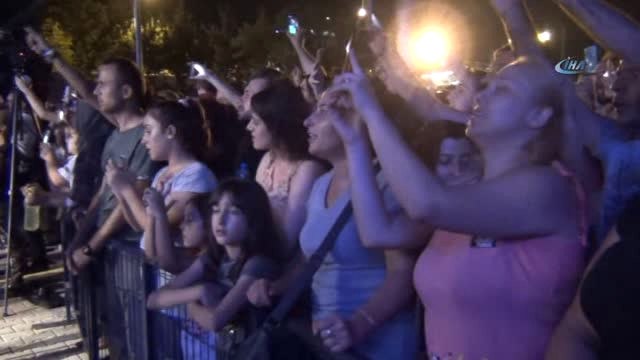 Kıraç Çorlu Konserinde Hem Coştu Hem Coşturdu