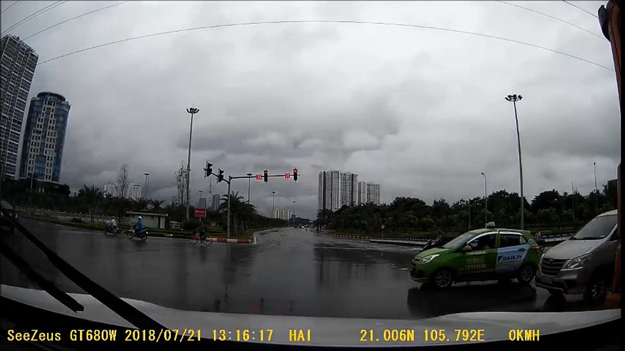 Accident when  02 motobikes tried pass over red light in Hanoi