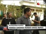 Warga 'Sweeping' Rumah Dinas Bupati Mojokerto