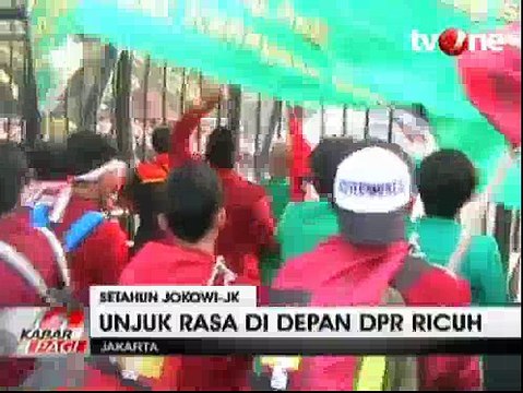 Demonstrasi Mahasiswa di Depan DPR Ricuh