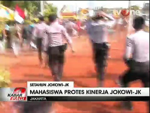 Protes Kinerja Jokowi-JK, Ratusan Mahasiswa Bentrok dengan Polisi