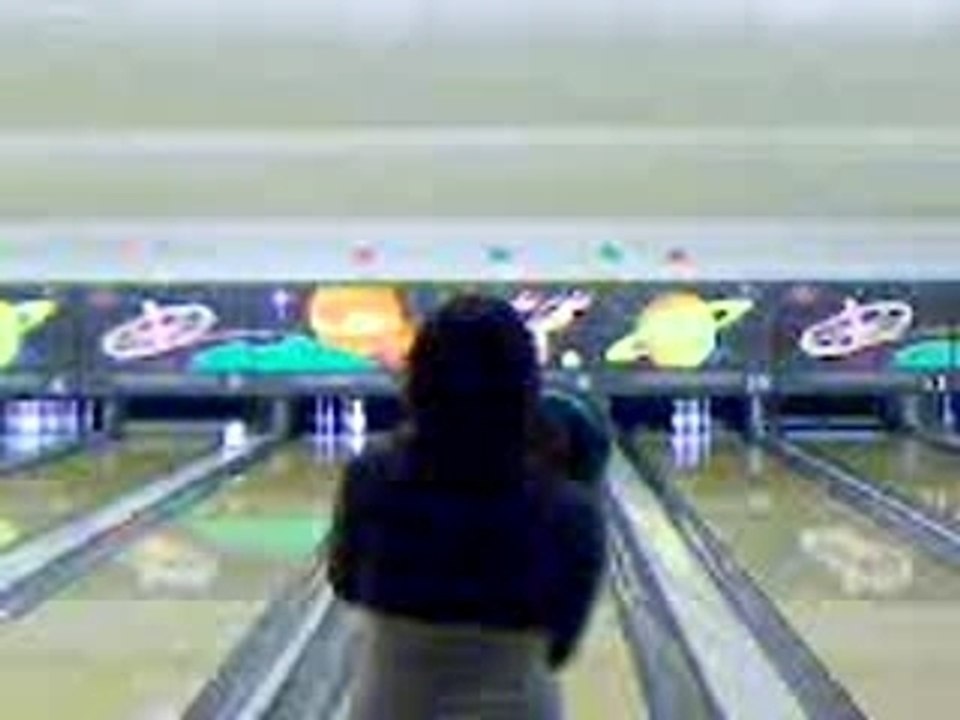 Virginie au bowling (2ème lancer)