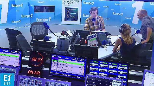 À la Une : François Hollande multiplie les bains de foule pendant ses vacances