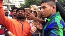 une femme blonde est assaillie de demandes de selfie (Bombay)