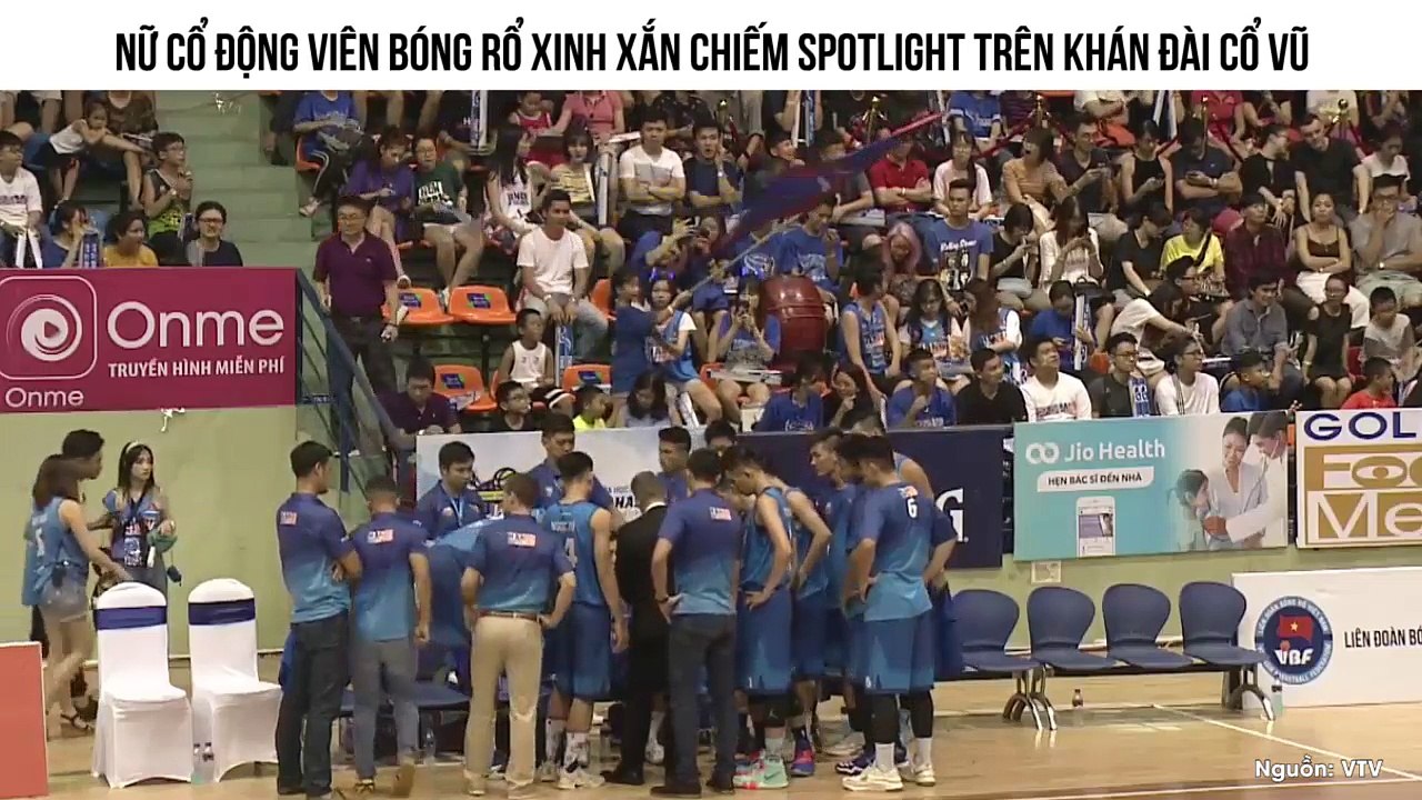 NỮ CỔ ĐỘNG VIÊN BÓNG RỔ XINH XẮN CHIẾM SPOTLIGHT TRÊN KHÁN ĐÀI CỔ VŨ