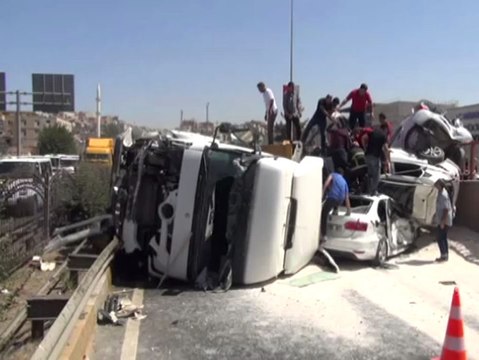 Freni Boşalan TIR, Diğer Araçları da Önüne Katarak Metrelerce İlerledi