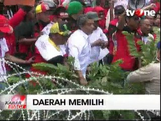 Ratusan Pendukung Calon Gubernur Bentrok Dengan Polisi