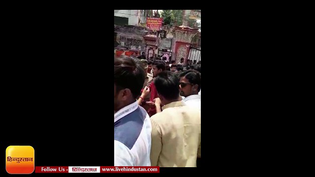 कानपुरः सीट बढ़ाने को लेकर डीएवी कॉलेज में छात्रों का उपद्रव, खुद पर डाला मिट्टी का तेल