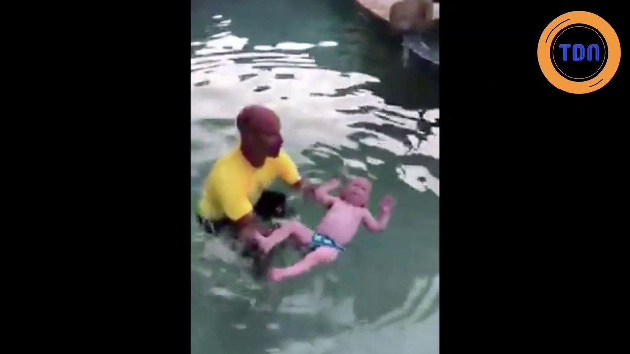 Une mère partage le moment incroyable où son bébé se sauve seul de la noyade !