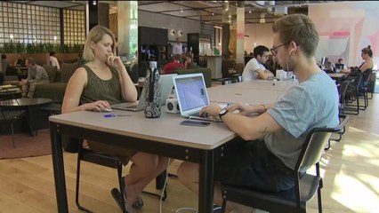 وسائل التواصل الحديثة تعمق الفجوة بين الأجيال