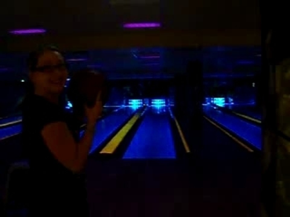 Mélanie joue au bowling