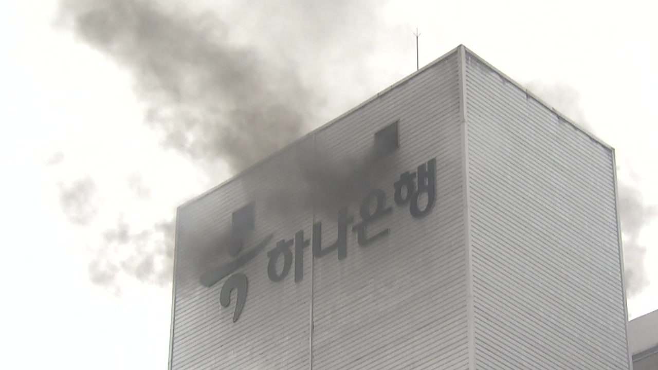 강릉 주차타워 재발화 1시간 만에 진화...잔불 정리 중 / YTN