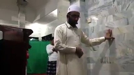 Cami beşik gibi sallandı, cemaat kaçtı imam namaza devam etti