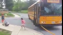 Amerika'nın birçok yerinde,  okul otobüsü durmadan önce sürücünün sol tarafında dışarıda bulunan açılır kapanır 'stop' işareti yanar söner. O andan itibaren tüm araçlar,  durmak zorunda ve çocukların inmesini veya karşıdan karşıya geçmesini beklemek zorun