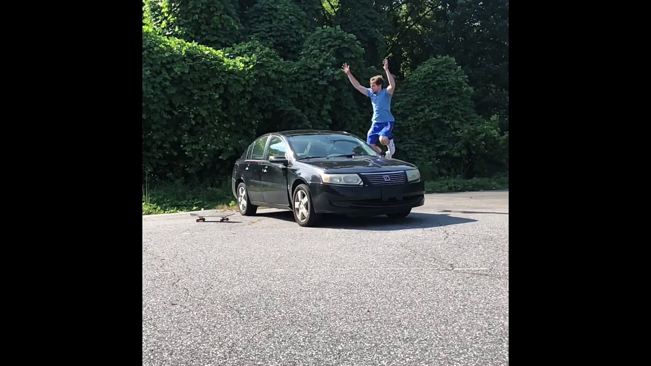 Il saute par-dessus une voiture et repart en skateboard !