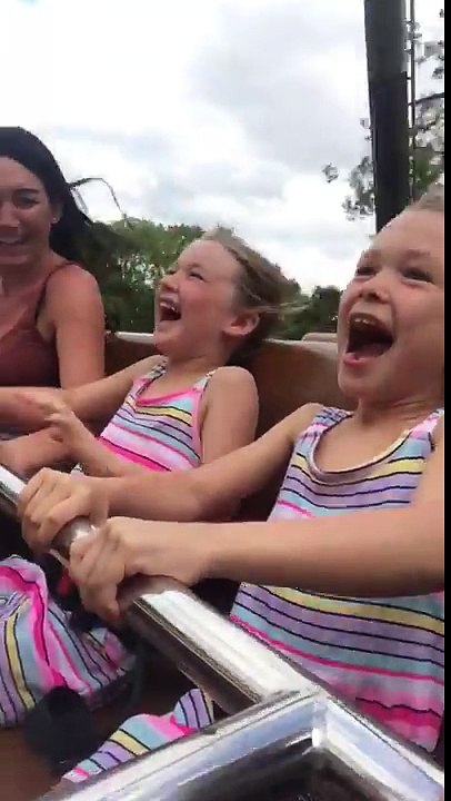 Joie puis effroi, la réaction de ces fillettes est géniale au parc d'attractions !