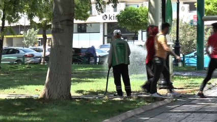 Скачать видео: Sıcaklardan bunalan vatandaşlar ağaç gölgesinde serinliyor