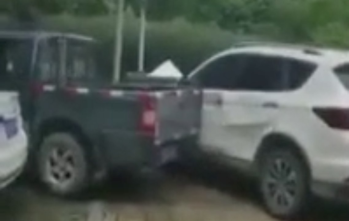 Un automobiliste coince un pick-up sur un parking mais va le regretter !