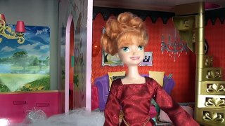 Anna and Elsa Toddlers Trick or Treating Halloween Haunted House! Barbie Costume Ghost Toy