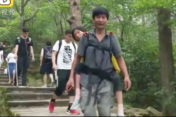 Il porte sa femme malade sur le dos pour lui faire découvrir les merveilles du monde