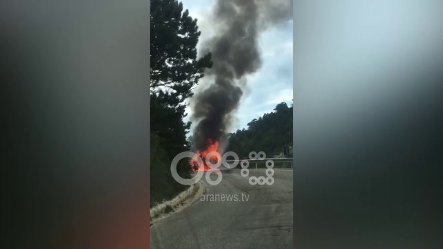 Ora News - Llogara, makina përfshihet nga flakët në mes të rrugës