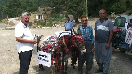 Araçları durdurup kitap dağıttılar - MERSİN