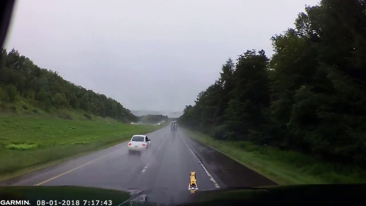 Une Volkswagen fait de l'hydroplaning sur l'autoroute