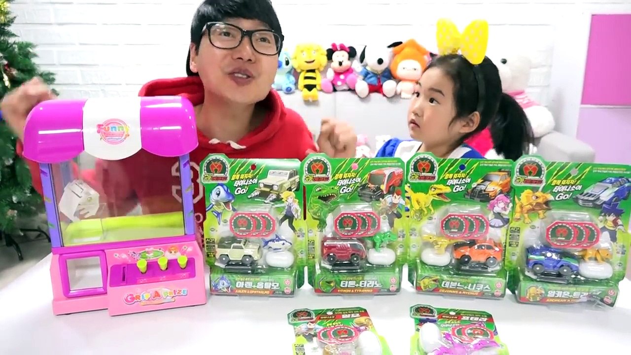 공룡메카드 배틀 놀이 해봤어요! 인형뽑기로 공룡 메카드 타이니소어 뽑기 대결 놀이도 같이 해봐요! Dino Mecard
