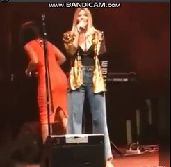 KIJA SE OBRAĆA PUBLICI NA NASTUPU !!!