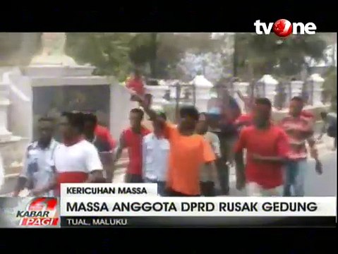 Massa Pendukung Anggota DPRD Serang Kantor Wali Kota