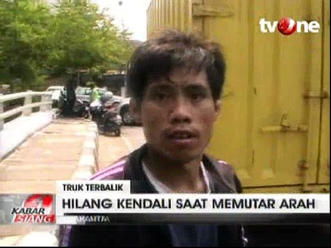 Truk Terbalik, Ratusan Aksesoris Handphone Tumpah ke Jalan