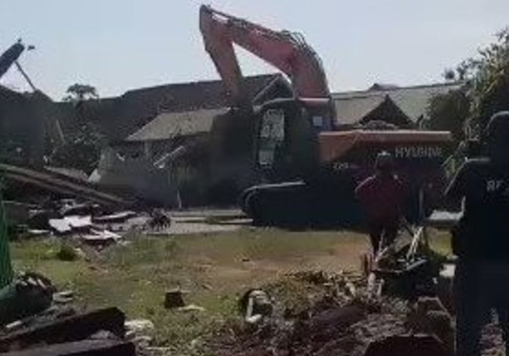 Officials Attempt to Rescue People From Collapsed Mosque After Lombok Earthquake