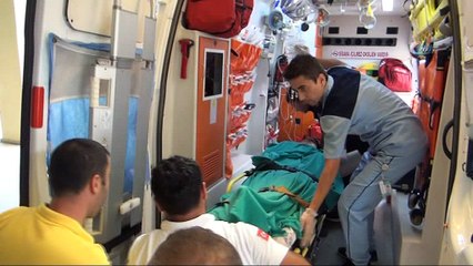 Personele yardım etmek isteyen çocuk kolundan oldu