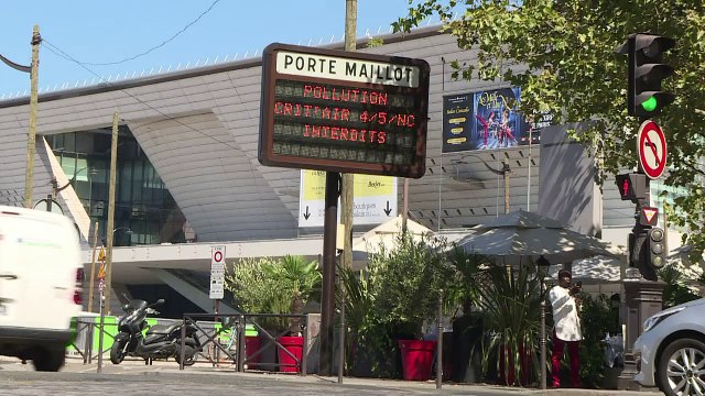 French police control car pollution permits during heatwave