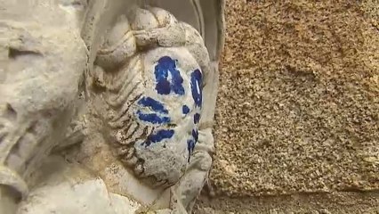 La Catedral de Santiago amanece con una pintada en una de sus fachadas