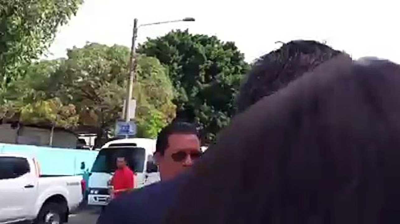 Candidato de ARENA ignora a señora que le pide para comer