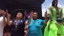 Cientos adoran a la Santa Muerte en México